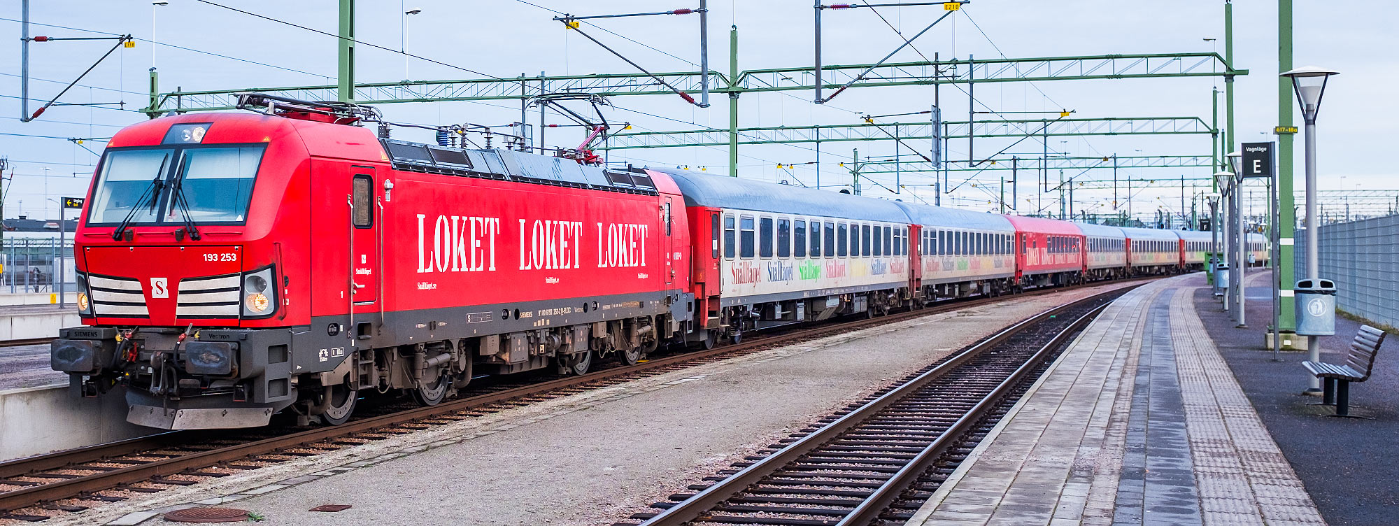 Bild: Tåg 3941 Stockholm-Malmö bestående av ett 193-lok och Bmpz- och WRbmz-vagnar ankommer Malmö 27 december 2017