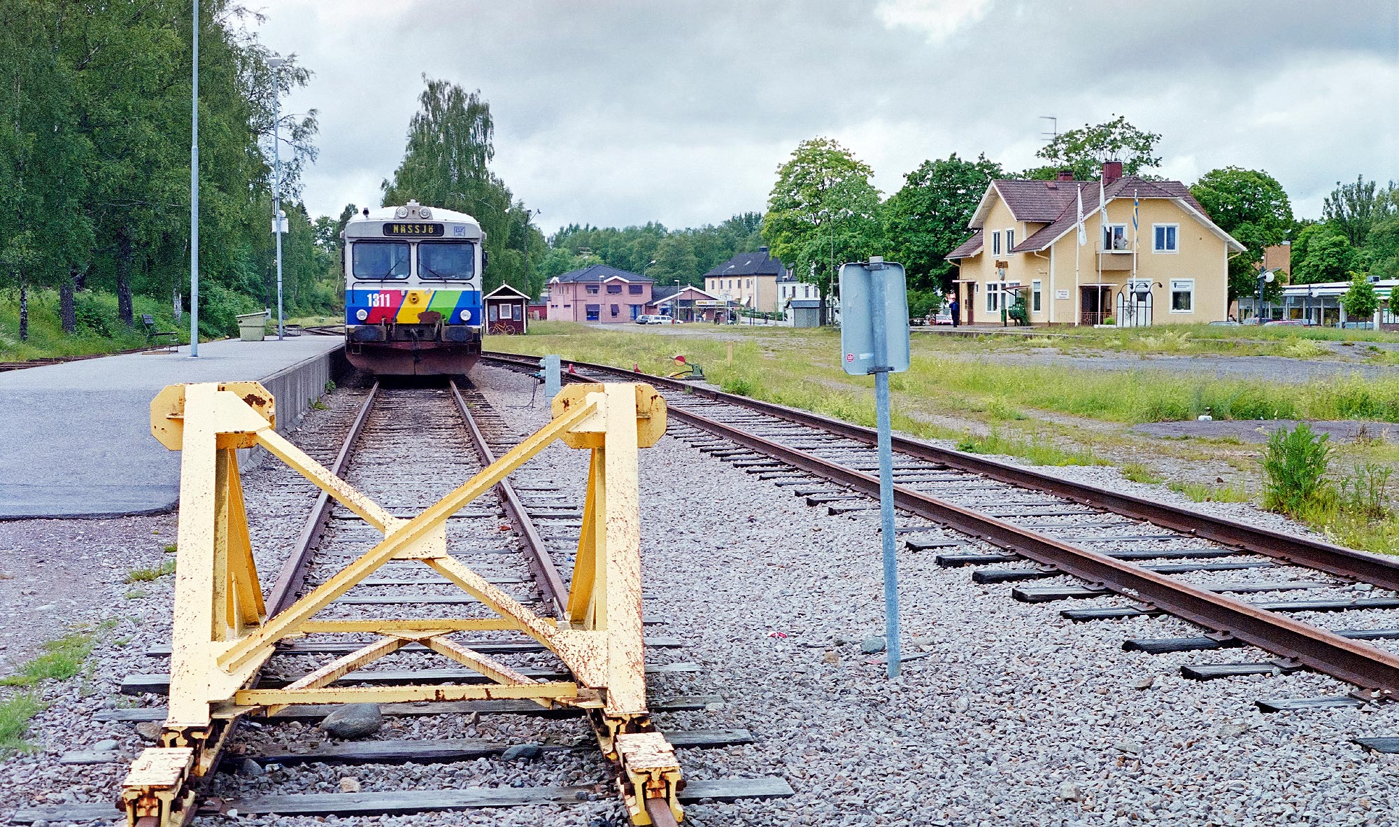 Bild: Y1 1311 inväntar avgång mot Nässjö i Åseda 11 juni 2002, en av de sista dagarna med persontrafik