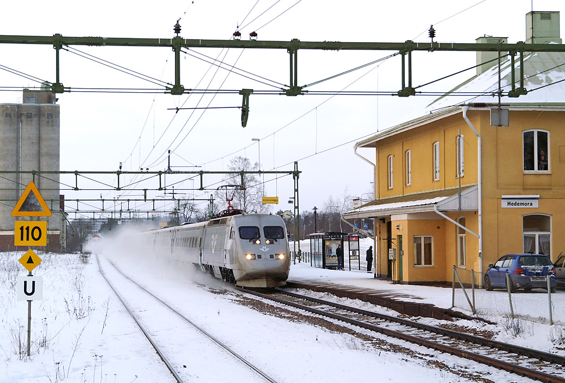 X2000 593 mot Stockholm och Malmö susar förbi Hedemora den 21 februari 2007. Foto Markus Tellerup.