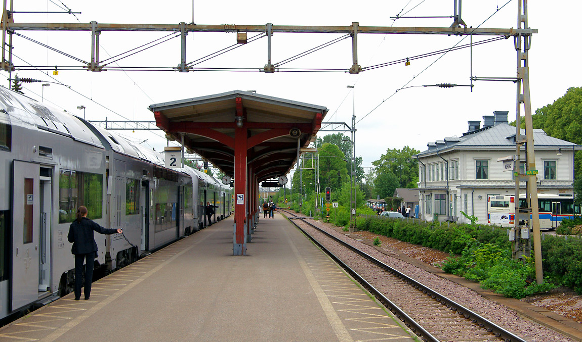 Klart för avgång från Köping för X40-tåget från Stockholm för fortsatt resa mot Göteborg. Foto 2011, Markus Tellerup.