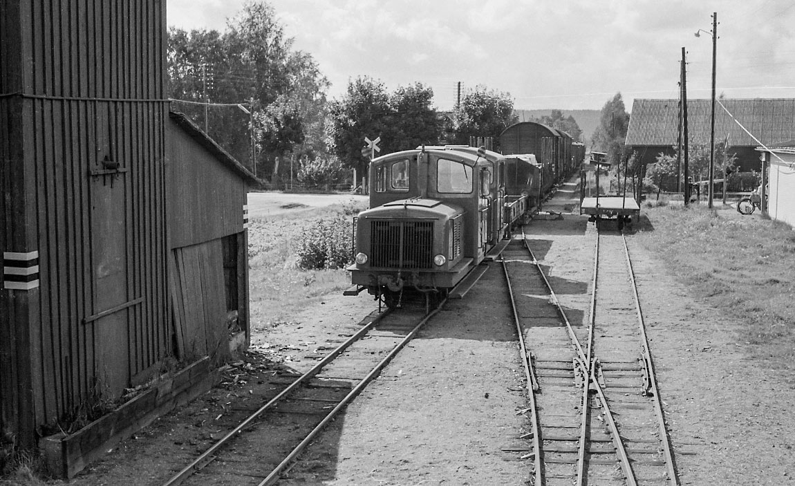 Bild: Två Z4p-lokomotorer med godståg i Järnforsen 1961