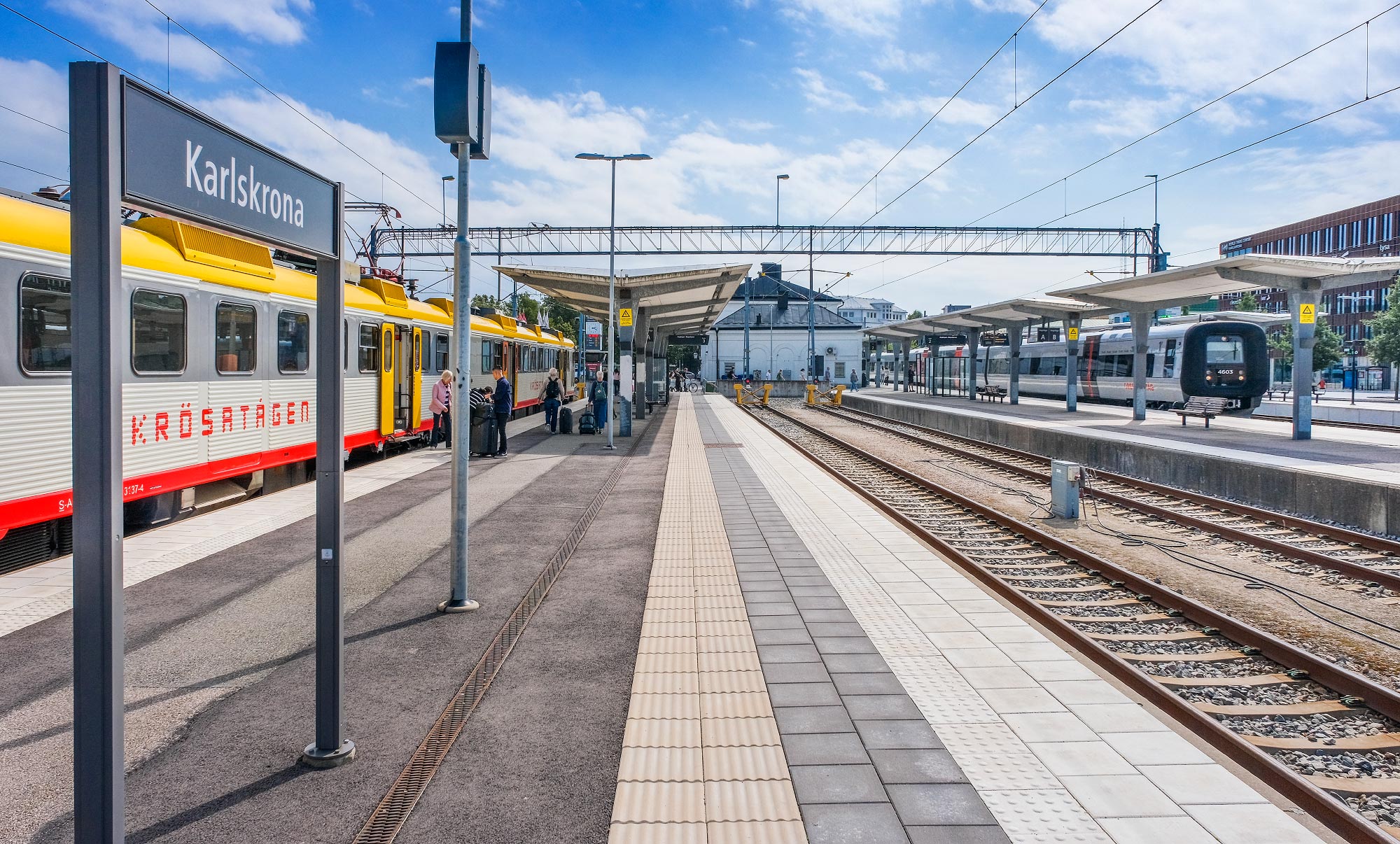 Bild: Krösatåg från Emmaboda och Öresundståg mot Köpenhamn i Karlskrona 2024