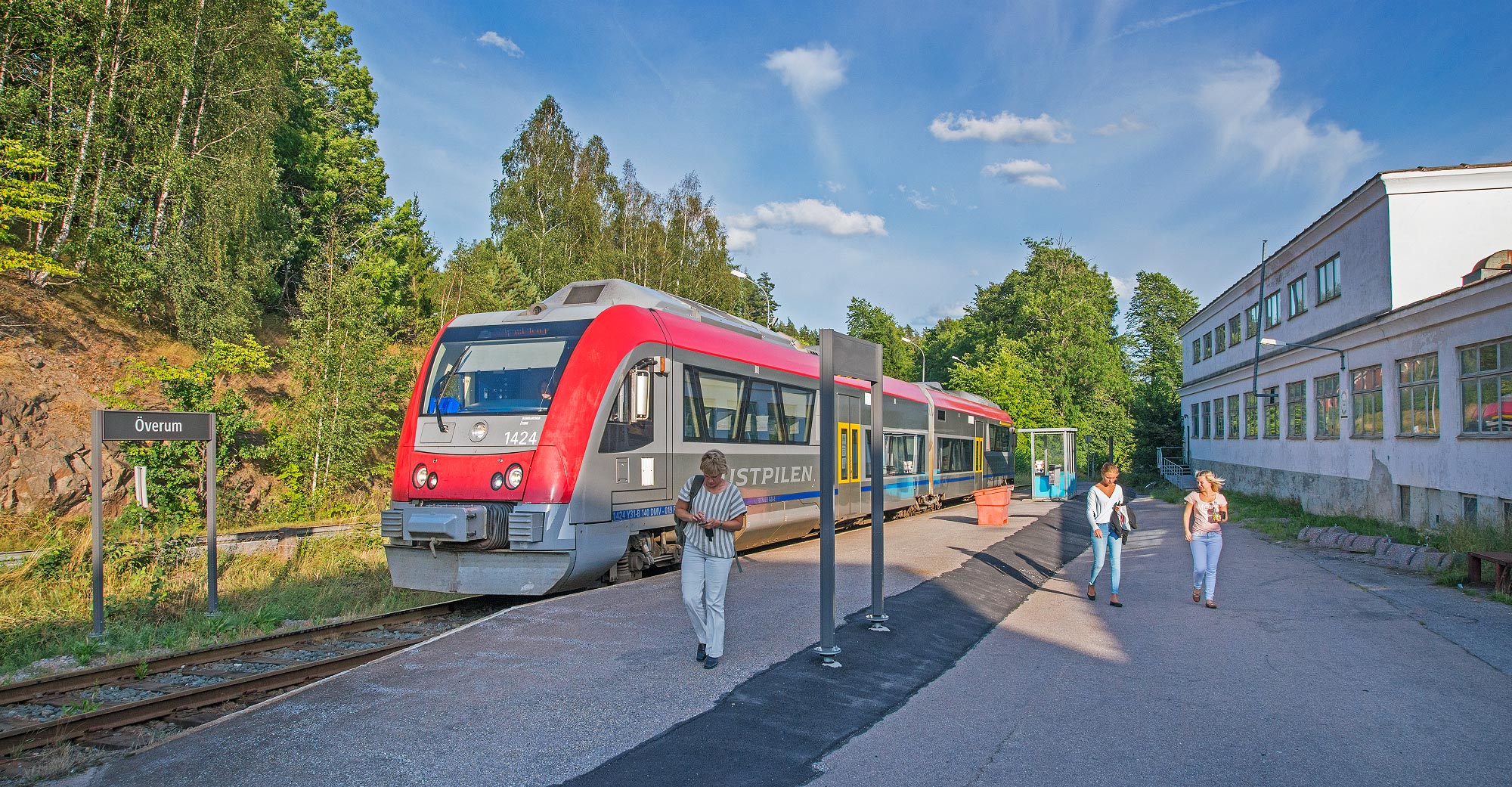 Bild: Tåg mot Linköping stannar till i Överum 2014