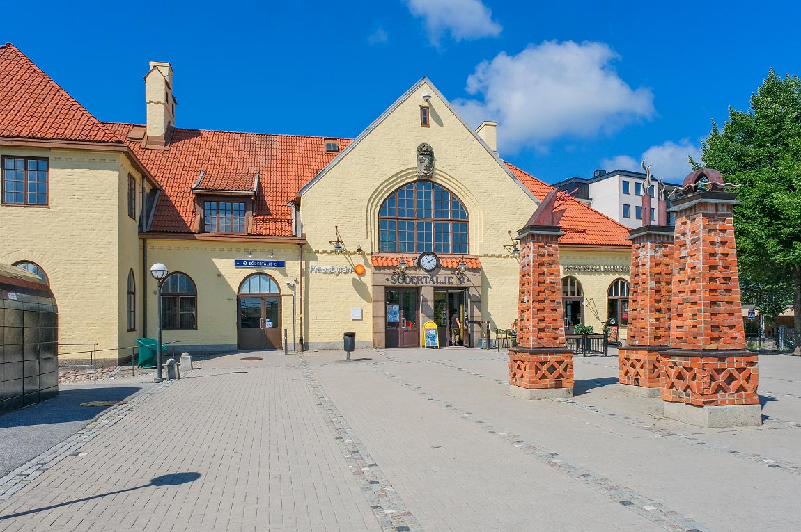 Stationshuset (det nyare) i Södertälje Centrum 2024