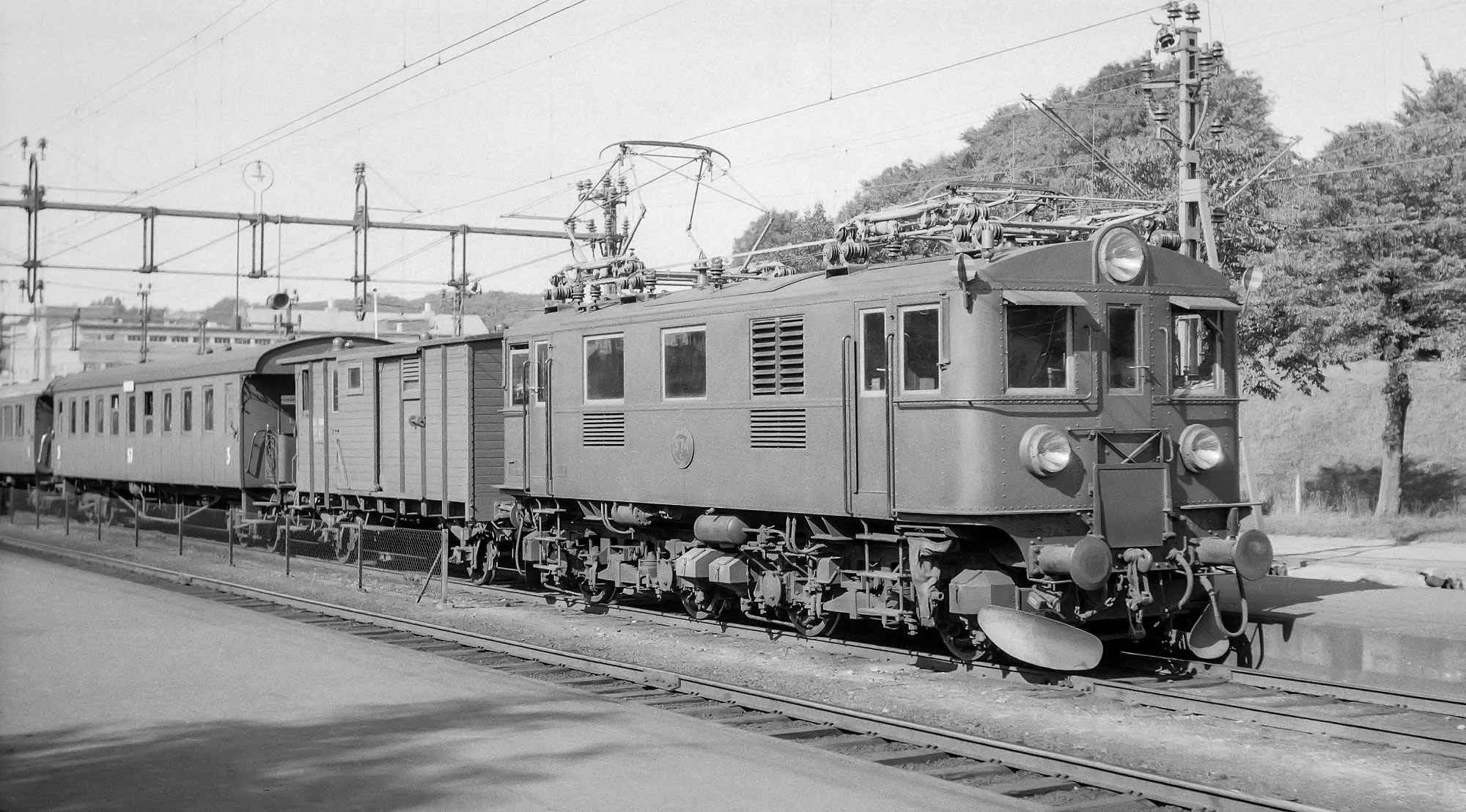 SJ Bs 574 med persontåg i Almedal i Göteborg 1955