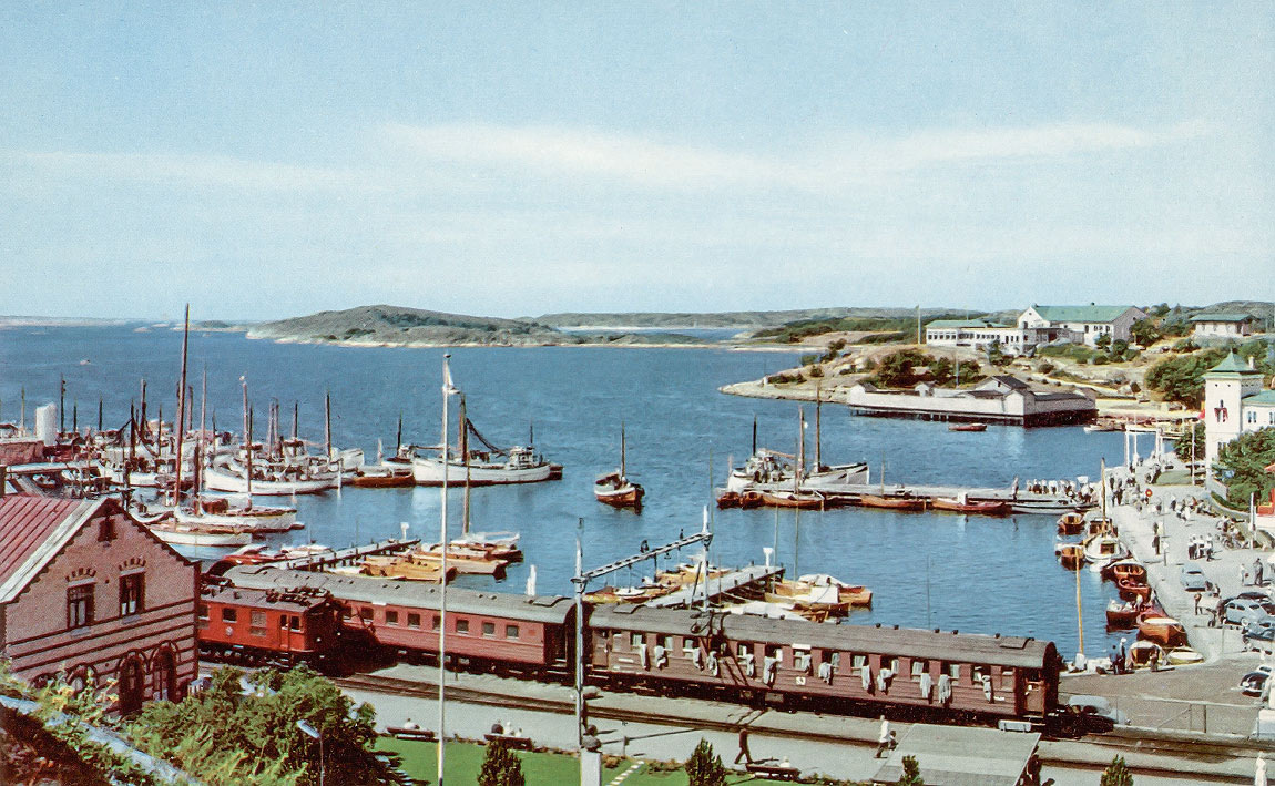 Bg/Bs-lok och sovvagnar på stationen i Strömstad 1952