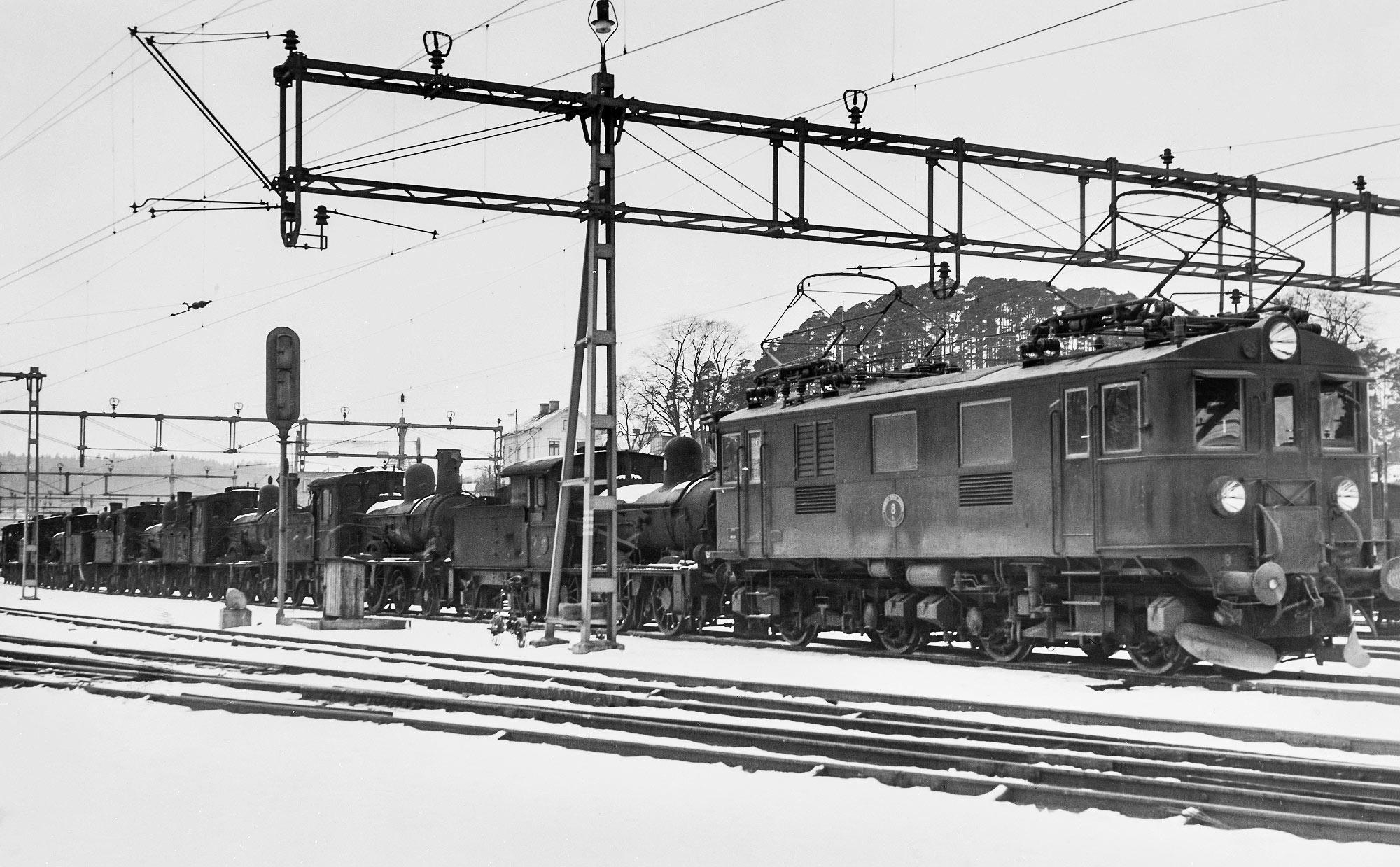 GBJ Bg 8 med ett tåg bestående av ånglok i Borås 1937