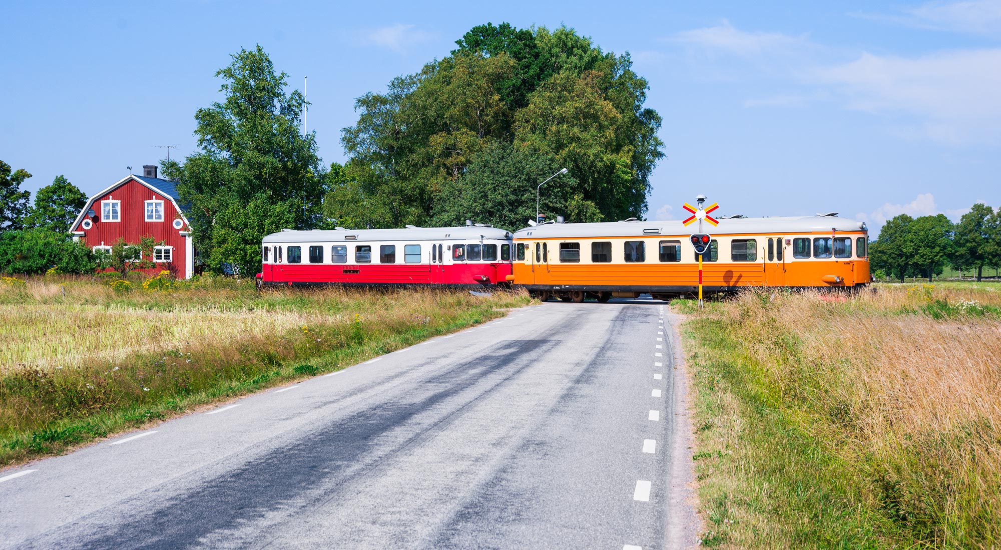 Bild: DVVJ Y7 1151+1161 har nyss avgått från Mellerud en sommardag 2014