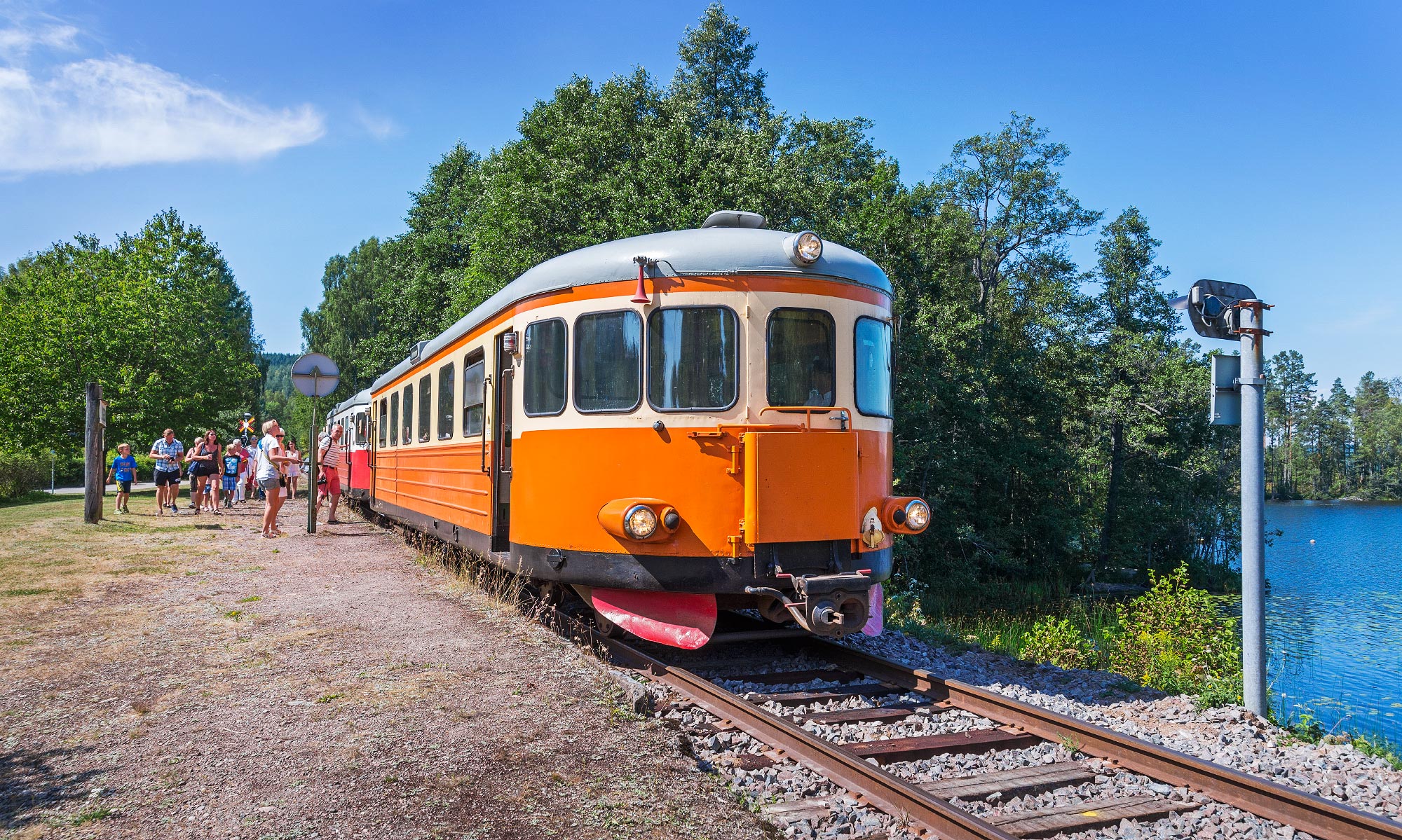 Bild: Två av DVVJ:s Y7-rälsbussar stannar i juli 2014 till vid Långbron