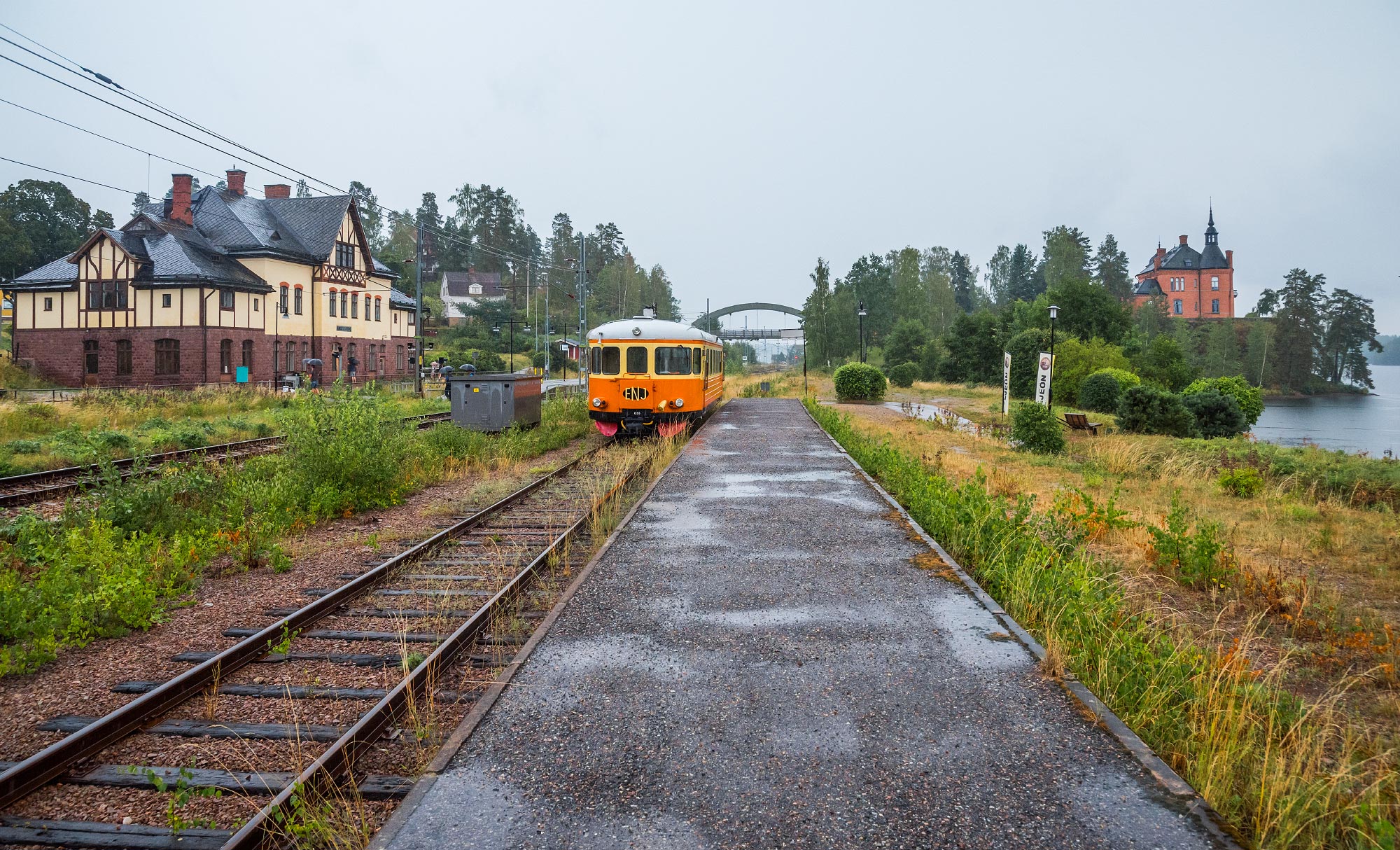 Bild: Y7 1255 tar en paus i Ängelsberg en regnig julidag 2018