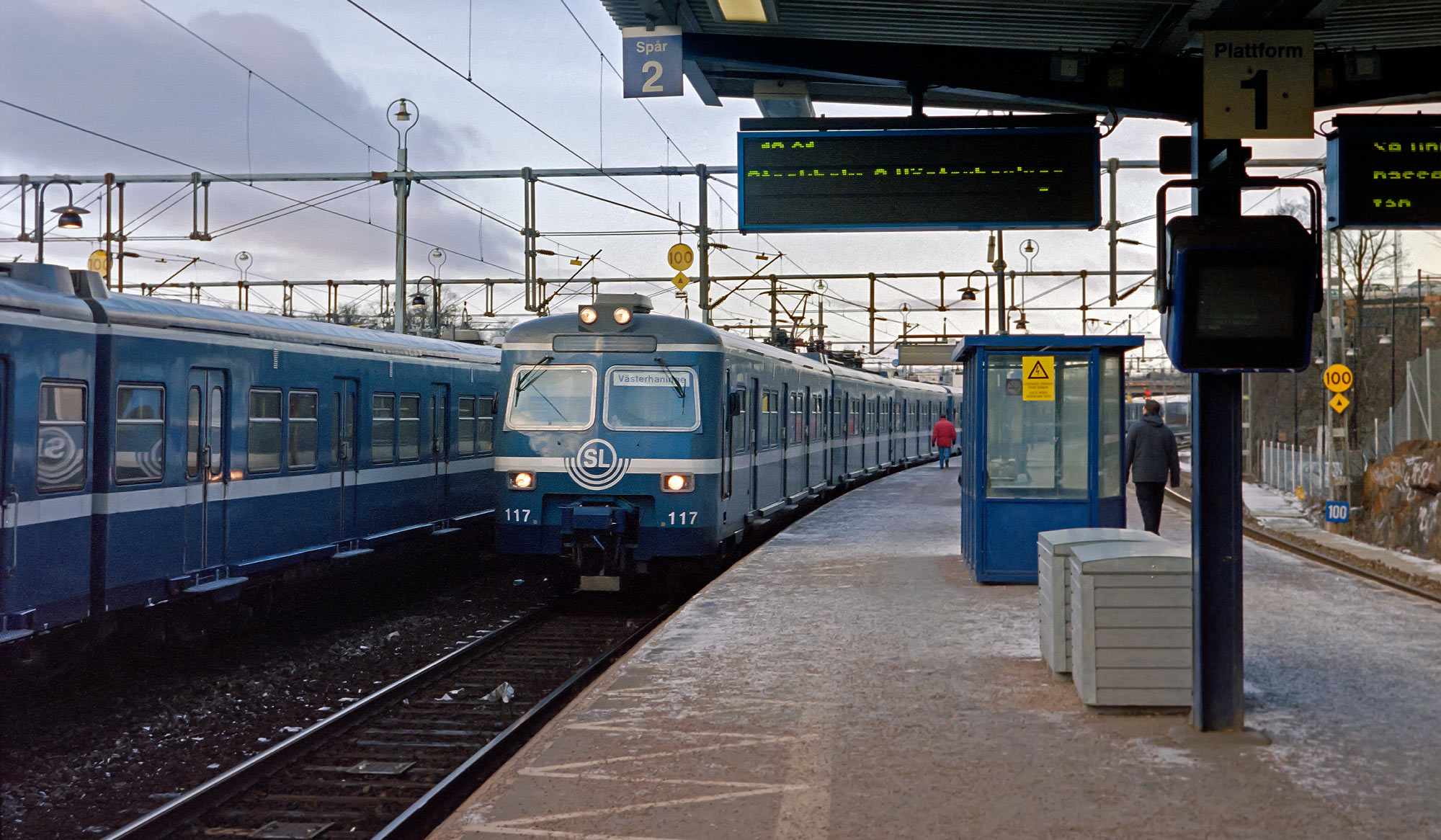 Bild: Två pendeltåg bestående av X420-motorvagnar möts i Karlberg 2003