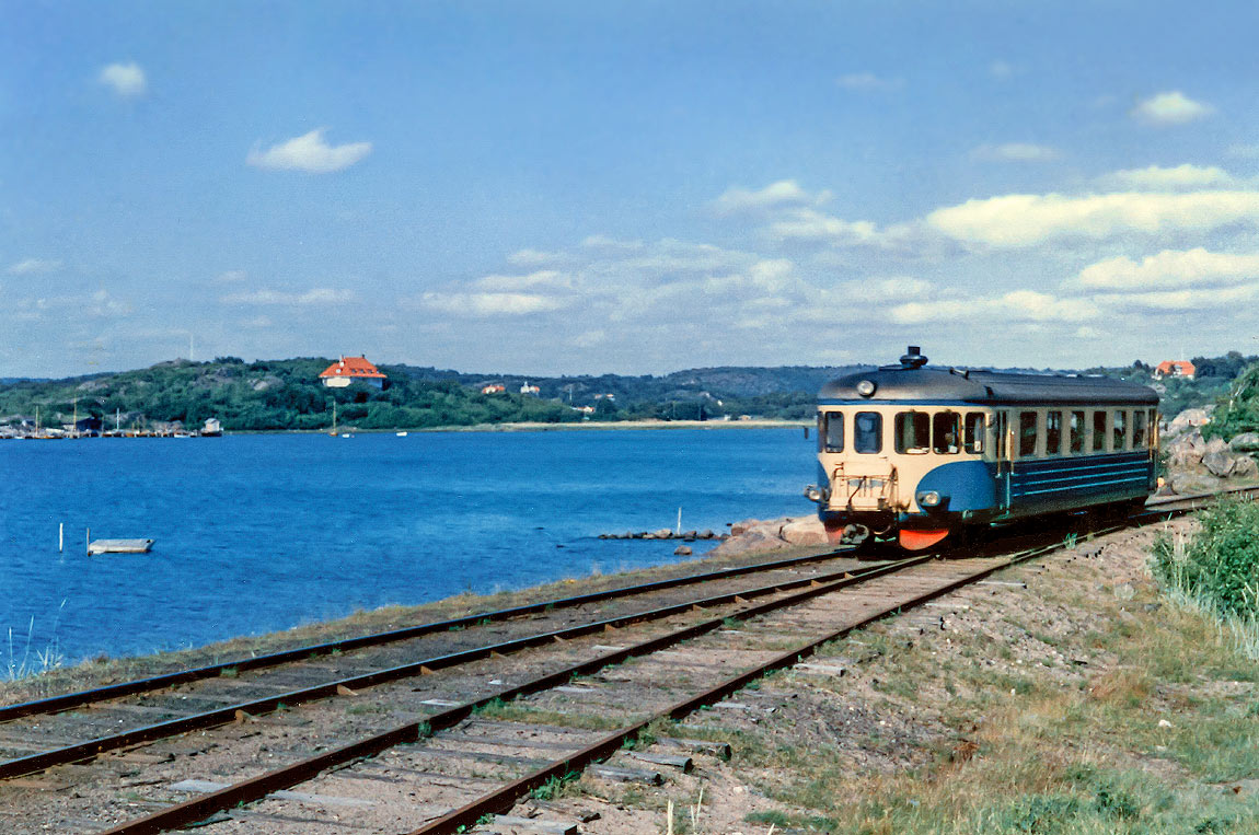 Bild: En YBo6 tillhörig Göteborg-Särö Järnväg (GSJ) ankommer slutstationen Särö 1964